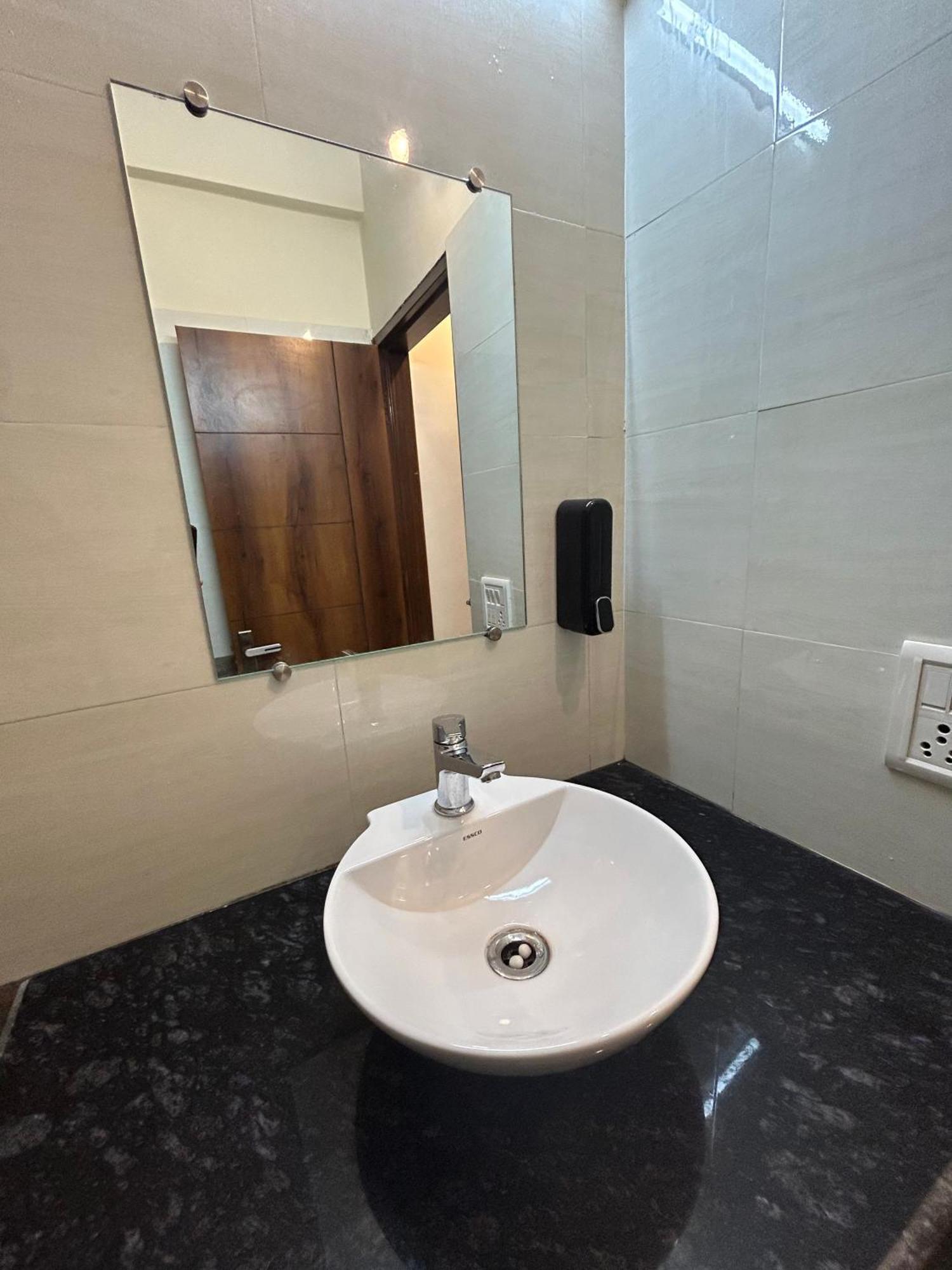 Hotel Royal Orbit By Arony Hospitality Dehradun Exteriör bild